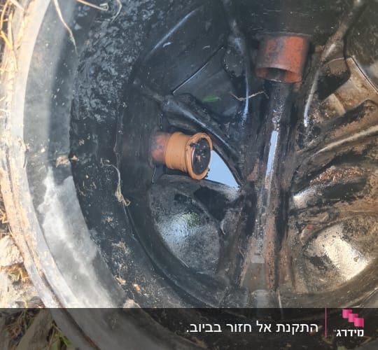 צינור ביוב עם חיבורים בתוך בור